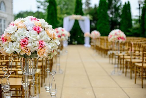 aisle-1846114__340.jpg