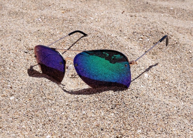 sunglasses-2523803_1920.jpg